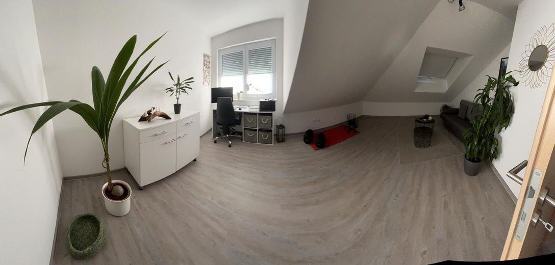 wunderschön geschnittene, lichtdurchflutete 3 Zi. DG- Wohnung – 2. Zimmer