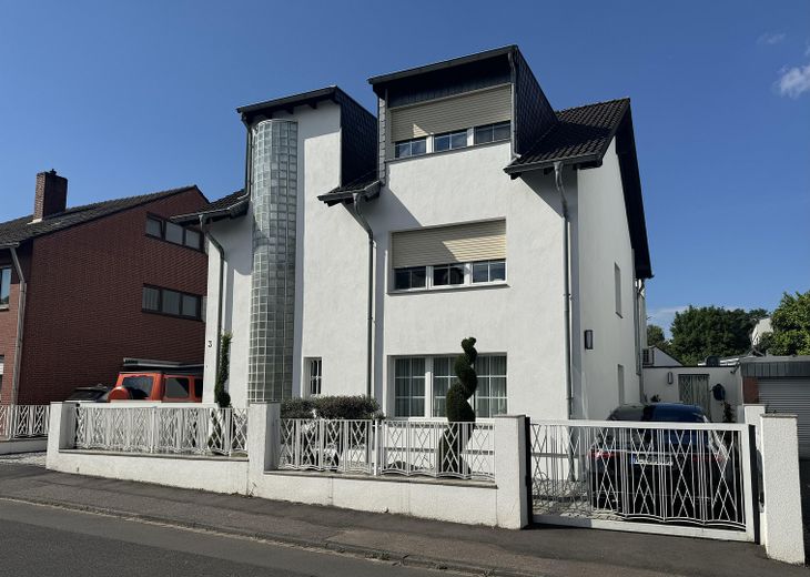 Exklusives Wohnen in bester Lage – Traumgarten mit Pool inklusive – FRONTANSICHT