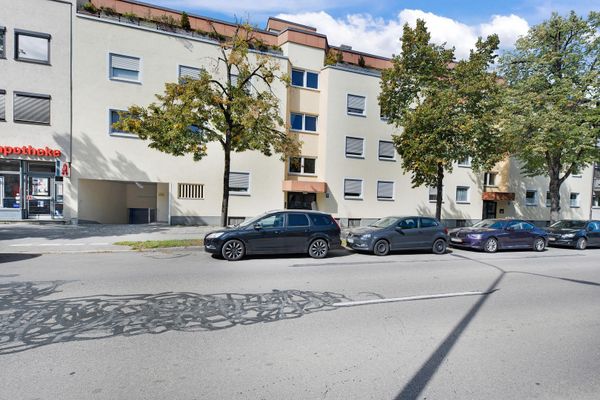 Helle Dachgeschosswohnung mit zwei Balkonen und großem Gestaltungspotenzial in München