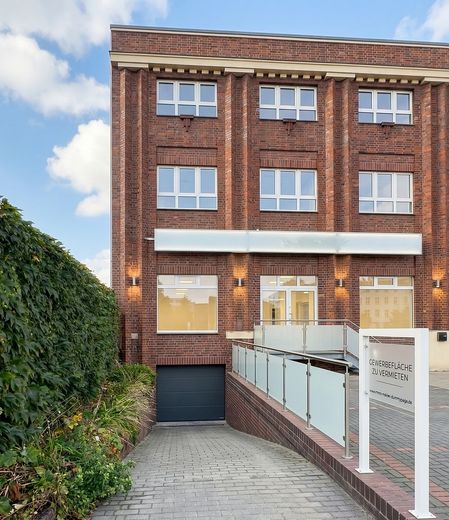 210 m² Büro-, Praxis- oder Verkaufsfläche - Hochfrequentiert beim REWE Center Cottbus – Garageneinfahrt