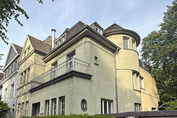 अंतर्निर्मित रसोई और साझा बगीचे वाला सुंदर 2-कमरों का बेसमेंट अपार्टमेंट