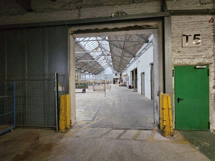 Halle 2 Blick in Halle 1