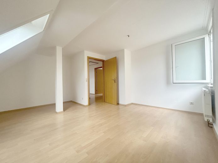 Geräumiges Wohnzimmer