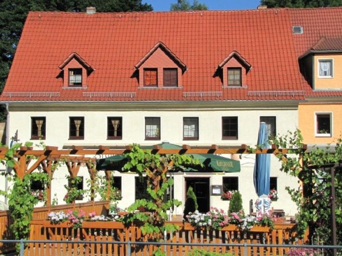 Mehrfamilienhaus mit Gewerbefläche in erholsamer Lage – Foto 1