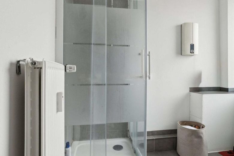 Komplett vermietetes Mehrfamilienhaus mit Gewerbe, 7 Garagen und Garten – Bad 2. OG Front