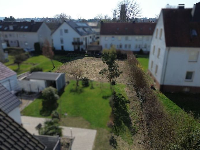 Die seltene Gelegenheit: Bauplatz in der Südstadt in zweiter Reihe mit eigener Zufahrt – Grundstück