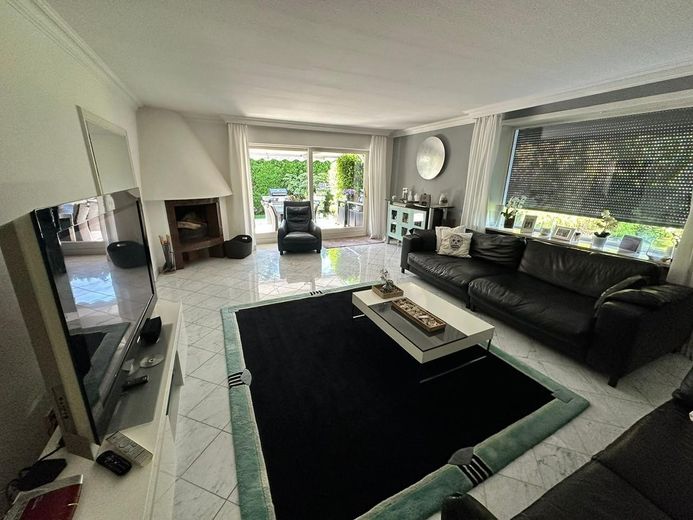Exklusiver Walmdachbungalow vor den Toren Hamburgs, Bönningstedt, provisionsfrei – Wohnzimmer mit Kamin