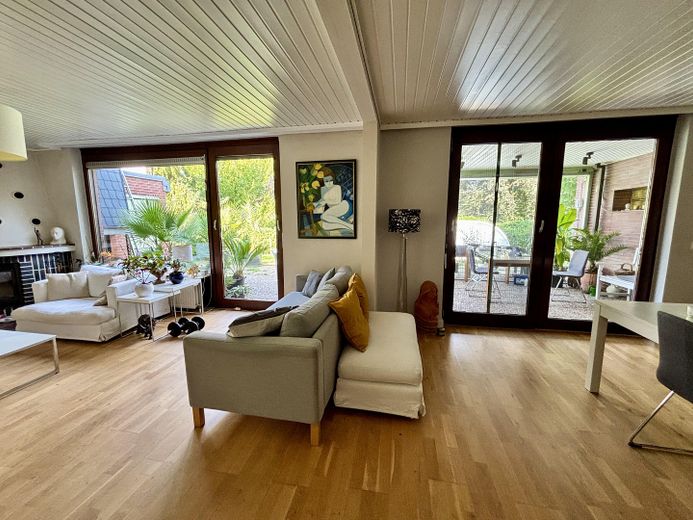 Familienparadies mit Swimmingpool, Tennis- und jede Menge Platz! – Wohnzimmer