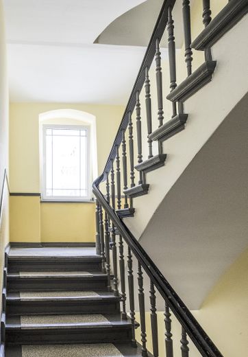 Exklusiver Altbau-Erstbezug zwischen Kollwitzkiez & Winsviertel | Stilvoll saniert | Provisionsfrei – Repräsentatives Treppenhaus