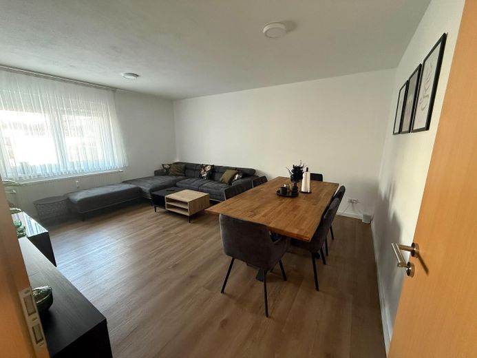 Exclusief 3-kamerappartement op een centrale locatie met groot balkon op de 1e verdieping – Wohnzimmer