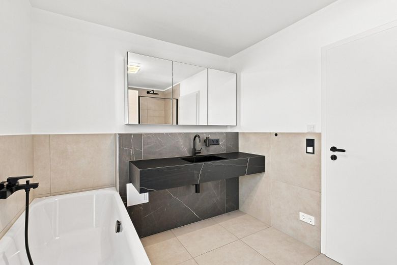 ¡Casa moderna KfW55 de 2020 con terraza en la azotea y cocina en Múnich-Untermenzing! ¡Sin comisión! – Badezimmer Obergeschoss