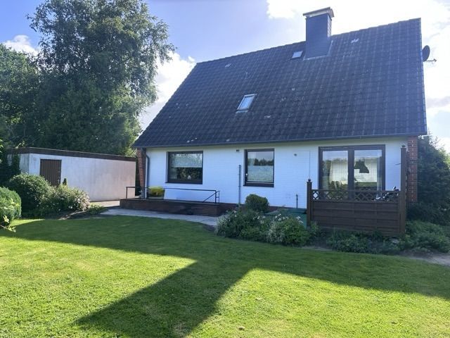 Ihr neues Zuhause: Großzügiges Einfamilienhaus mit Wiesenblick in Tellingstedt – Außenansicht