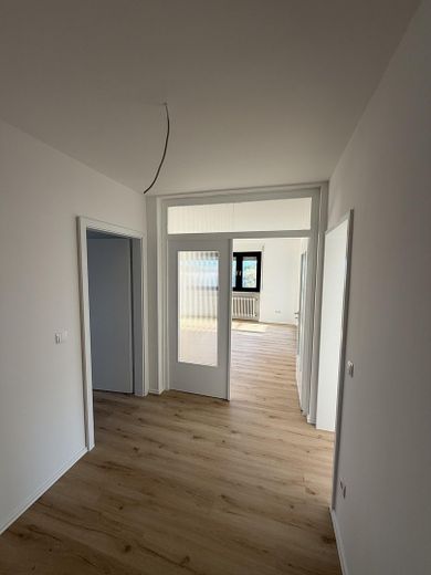 Première occupation après rénovation complète – appartement exclusif de 3 pièces avec loggia orientée plein sud – Flur: Heller Eingangsbereich