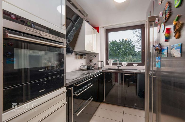 Helle Maisonette-Wohnung mit Terrasse, Fußbodenheizung und eigenem Saunaraum – Küche