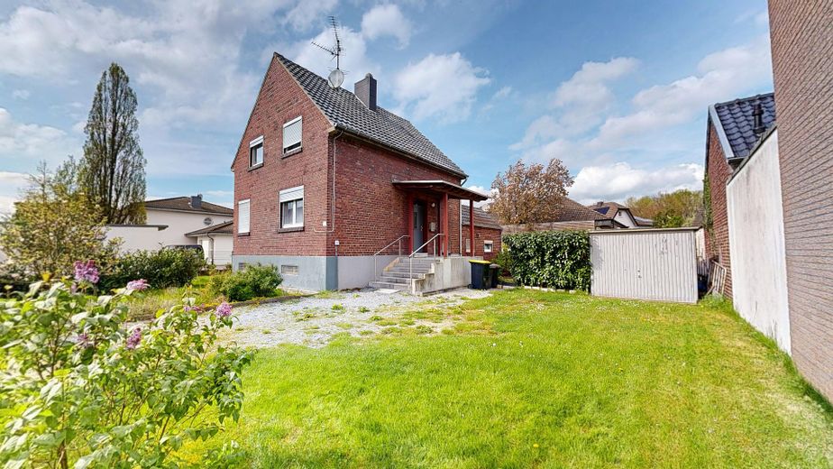 Maison individuelle indépendante avec grand terrain et beaucoup de potentiel – Hausansicht Straße