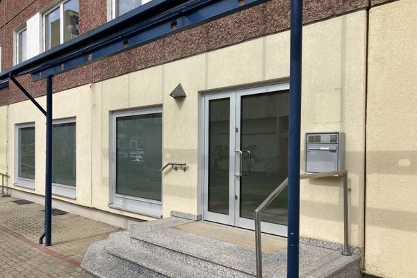 Große sanierte Gewerbefläche im Herzen Lusans!