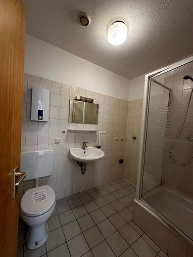 Helle 2 ZKB-Innenstadt-Wohnung – Bad