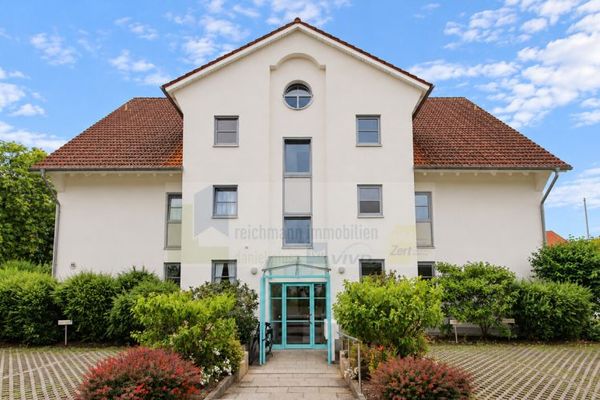 आकर्षक और असाधारण: Bad Dürrheim में धूपदार लॉजिया, पार्किंग स्थान और मेहमानों के लिए छत-मंच के साथ 2,5-कमरे की छत-मंजिल अपार्टमेंट