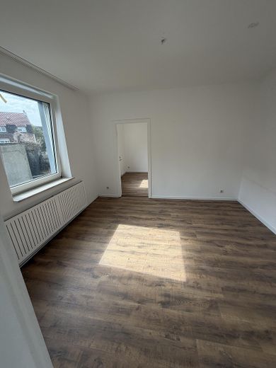 Krefeld-Cracau’da yenilenmiş 2 odalı daire – Wohnzimmer