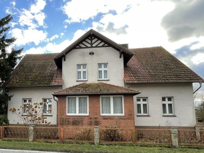 Großzügiges Wohnhaus auf weitläufigem Grundstück mit Garagen und Nebengebäuden – Foto 1