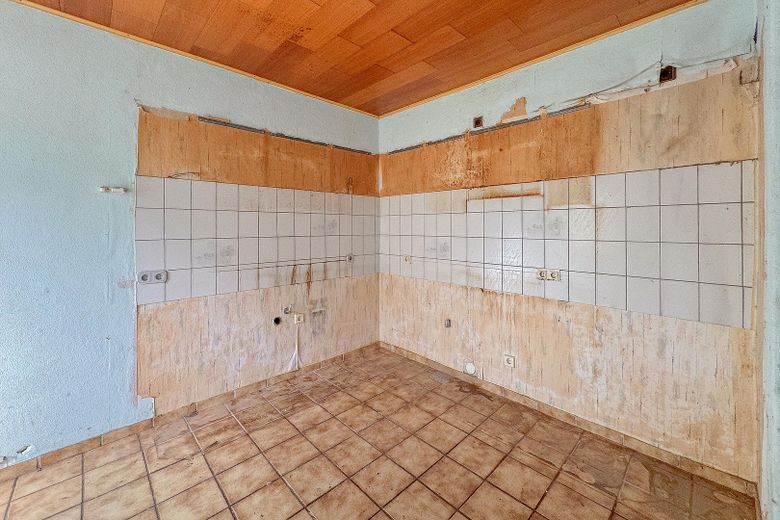 REIHENHAUS – DOPPELGARAGE – TERRASSE – GARTEN – RENOVIERUNGSBEDÜRFTIG – Küche - EG