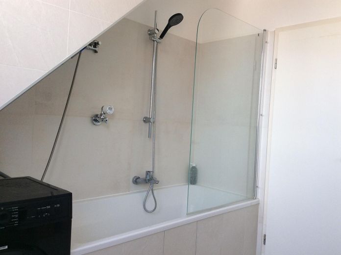 Piso ático de 2 habitaciones reformado con terraza privada en la azotea – disponible para ocupar – Badezimmer
