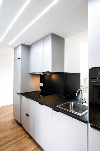 Frisch saniertes, stilvoll möbliertes Mini-Penthouse | 6,1% Rendite oder Eigennutz – Einbauküche mit Durchreiche