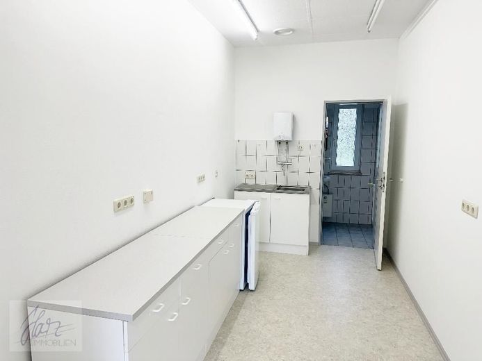 ***UNITÉ COMMERCIALE INONDÉE DE LUMIÈRE DANS LE PARC COMMERCIAL À NÜNCHRITZ*** - emplacement parfait pour votre activité ! – Küchenbereich mit Blick Richtung Toilette