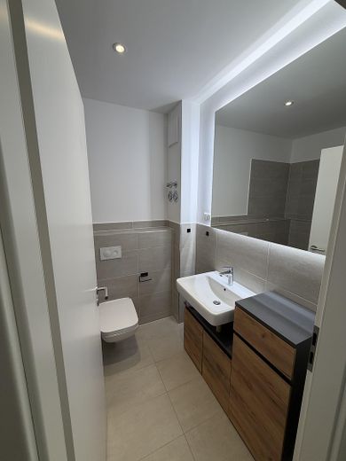 Lichtenberg'de geniş manzaralı modern yaşam: 4 oda, yerden ısıtmalı yeni bina – Wannenbad