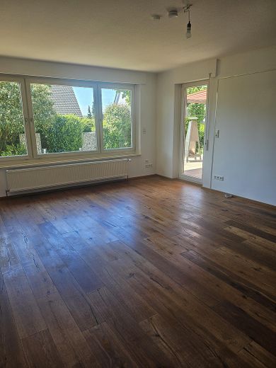 Wohnzimmer mit Ausgangstür