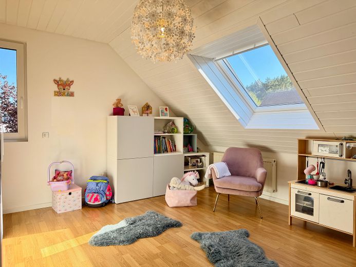 NEU: Familiengerechtes EFH, umfassend modernisiert, mit großen Garten | provisionsfrei – Kind 1