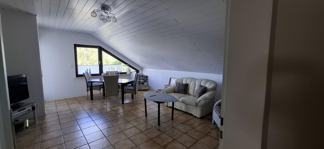 Zweifamilienhaus plus Appartement - Provisionsfrei – Wohnzimmer Obergeschoss