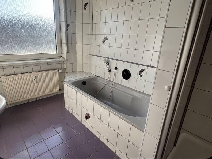 4-Zimmerwohnung im urbanen Mannheimer Industriehafen - ideal für studentische und andere WG's – Bad mit Badewanne und Dusche