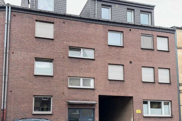Gepflegte 4-Zimmer-Wohnung mit Einbauküche und Tiefgaragenstellplatz