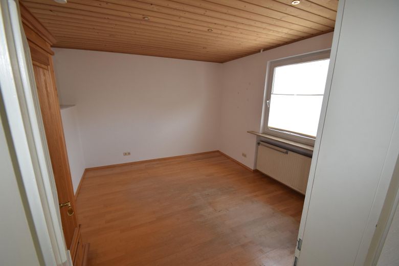 Provisionsfrei! Zweifamilienhaus, großer Sonnengarten – Arbeitszimmer  1. OG