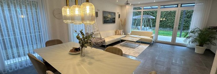 Mieten neuwertiges Haus in Nürtingen ab Dezember-26 oder Januar-27 – Wohnzimmer