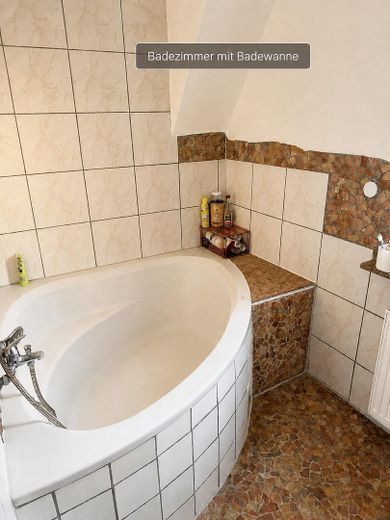 624 m² Grundstück mit Entwicklungspotenzial – modernisiertes Einfamilienhaus in Lorsch – OG Bad