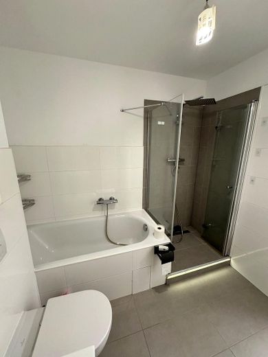 Provisionsfreie, modernisierte 3-Zimmer-Wohnung mit Wintergarten und Garagenbox, bezugsfrei – Bad mit Wanne und Dusche