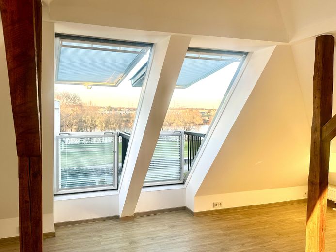 Hochwertig sanierte 4-Zimmer-Maisonette | 110 m² | 2 Bäder | Balkon | ruhige Lage an den Mainwiesen – Balkonfenster DG