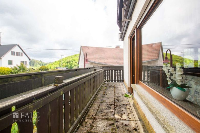 Dużo miejsca na Twoje marzenia! Zagroda z domem mieszkalnym, stodołą i garażami – Balkon
