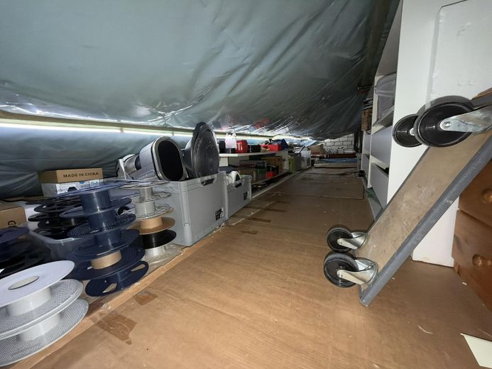 1-Zimmer Apartment mit Balkon, Küche und Stellplatz – Staufläche in der Dachschräge
