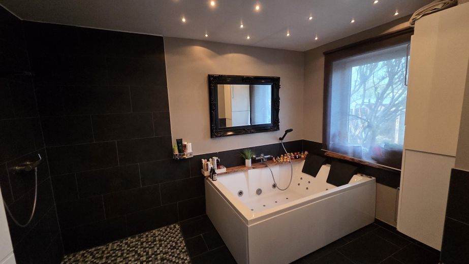 Bungalow familial de rêve avec 6,5 pièces et piscine à Wedemark – Familienbad