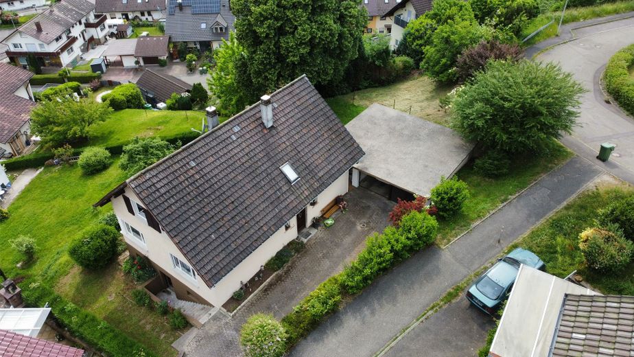Schwarzwald-Mehrfamilienhaus in außergewöhnlicher und unverbaubarer Südlage in Oppenau- MAKLERFREI ! – Garageneinfahrt