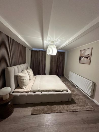 Fully furnished 3-room KfW apartment with kitchen & balcony in a prime location in Wiesbaden Mitte – Schlafzimmer