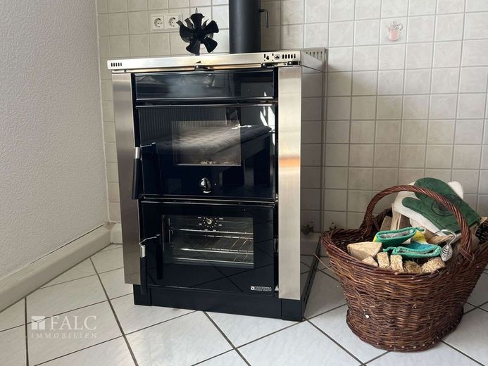 Landhaus mit Scheune und hübschem Garten – EG Küche Kochen mit Holz
