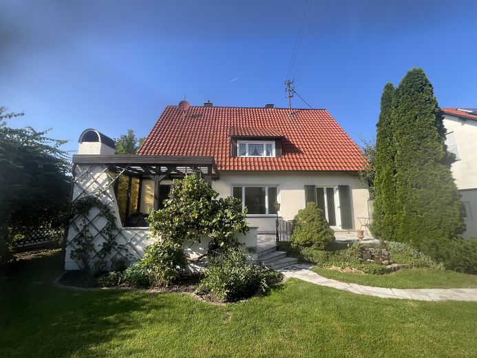 Zweifamilienhaus auf 819 qm Traumgrundstück – Blick aufs Haus
