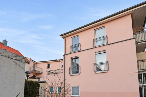EINZIEHEN & WOHLFÜHLEN // Gut geschnittene 2-Raum-Wohnung mit Einbauküche & Balkon