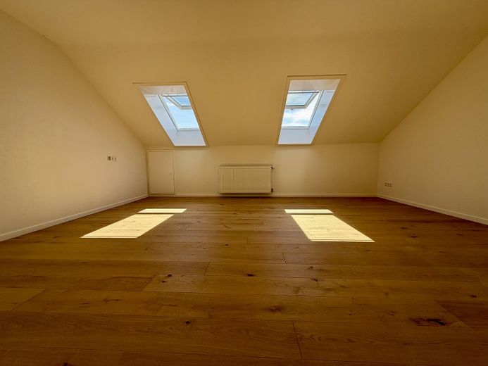 Appartamento di 3 locali completamente ristrutturato con balcone, parquet in legno massello e posto auto duplex – Zimmer 1