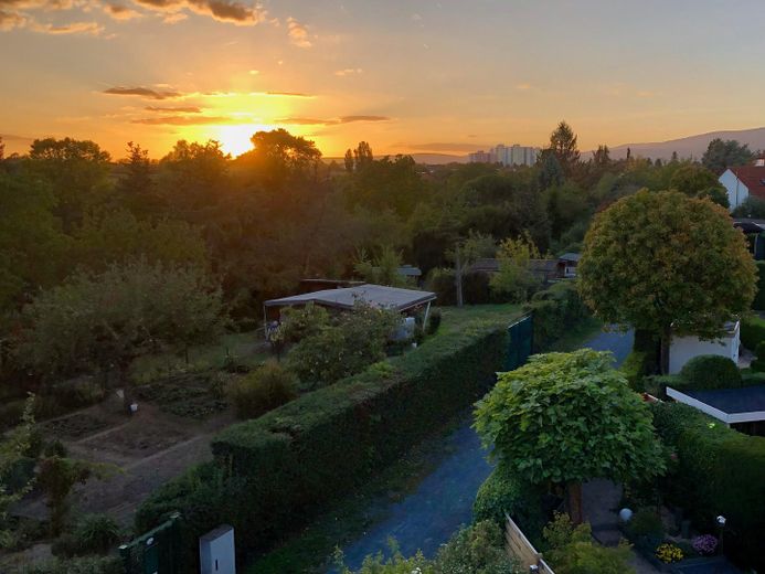 Sonniges Reihenendhaus mit Atelier - ruhige, familienfreundliche Lage, Garten & Blick über Skyline – Sonnenuntergang Gaube