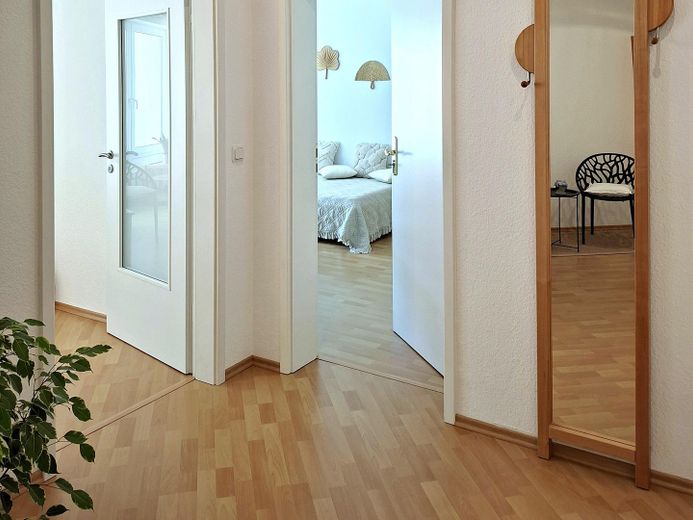 KURPARK-RESIDENZ Appartement en copropriété de 2 pièces, piscine/jacuzzi/sauna inclus dans les charges de copropriété, pompe à chaleur ! 1 place de parking en garage souterrain – Flur - links zum WZ, Mitte SZ